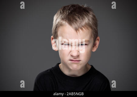 Lasten der Aggression in einem kleinen Jungen - Ausbildung Konzept hinting Verhaltensstörungen bei Kindern (flacher DOF) - kleiner Junge mit Händen ballte ich Stockfoto