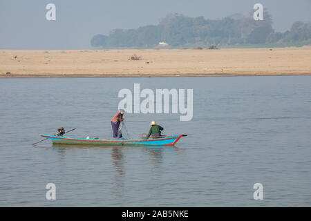 Mandalay, Myanmar - 15. Februar 2019: burmesischen Paar angeln von einem kleinen Boot auf dem Irrawaddy Fluss, Mandalay, Myanmar. Stockfoto