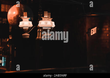 Gedämpftes Licht im Pub am Abend. 80 der sich drehenden Kugel und Ausfahrt. Düstere Stimmung pub Konzept. New York City, USA. Stockfoto