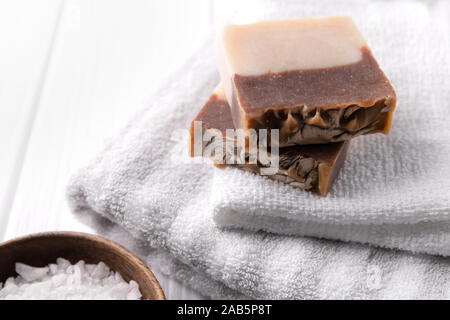 Hand Made Suppe und Meersalz mit Handtüchern auf weißem Holz- Hintergrund Stockfoto