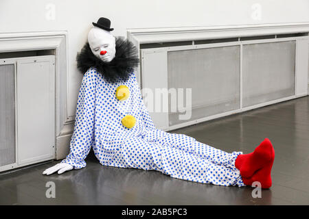 Hyper-realistische clown Skulptur an "Jeder wird leichter" oder "Vokabular der Einsamkeit" zeitgenössische Kunst Ausstellung von Ugo Rondinone in Helsinki Stockfoto