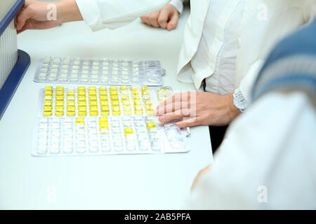 Ausstattung Science Laboratory. Ökologische Konzept in einem Labor oder Lab zeigen Proben eines blauen Lösung. Robotic Automation System. Stockfoto