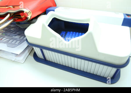 Ausstattung Science Laboratory. Ökologische Konzept in einem Labor oder Lab zeigen Proben eines blauen Lösung. Robotic Automation System. Stockfoto