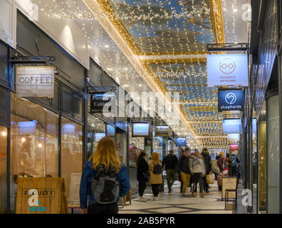 Weihnachtsbeleuchtung und Einzelhandel Käufer an der Great Western Arcade, Birmingham, Birmingham, West Midlands, England, Großbritannien. Stockfoto