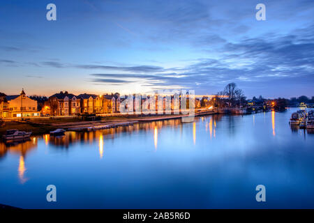 Wohnhäuser am Flussufer Road (A3050), gegenüber der Hampton Court Palace, East Molesey, Richmond Upon Thames, England Stockfoto