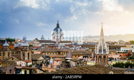 Blick auf die Skyline Roms unter stürmischen Himmel aus Terrazza del Pincio Stockfoto