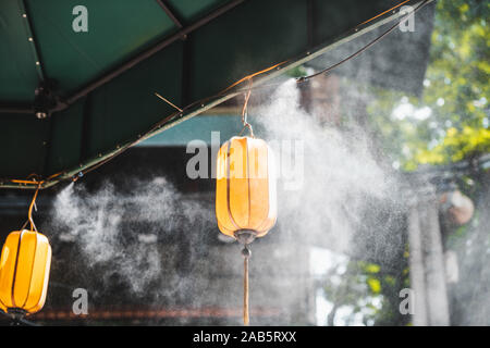 Lüftungssystem in der mitte von Hanoi, Vietnam kühlt den Menschen, wie sie im Rahmen der künstlichen Kühlung Nebel zu Fuß Stockfoto