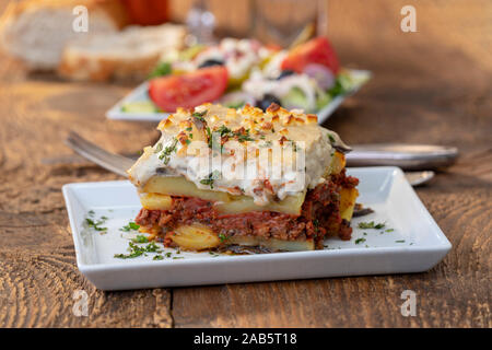 Teil der griechische Moussaka auf Holz Stockfoto