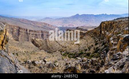 Panoramablick von Wadi Ghul aka Grand Canyon von Arabien in Jebel Shams, Oman Stockfoto