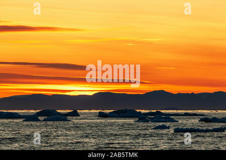 Mitternachtssonne und Eisberge in Grönland (Disko-Bucht) Stockfoto