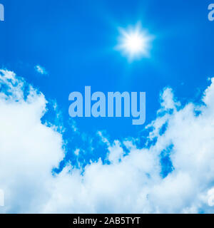 Ein wunderschoener blauer Himmel mit weißen Wolken und strahlender Sonne Stockfoto