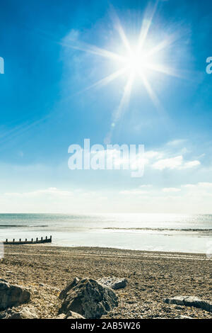 Ein schoener blauer Himmel ueber dem Strand in Brighton, Großbritannien Stockfoto