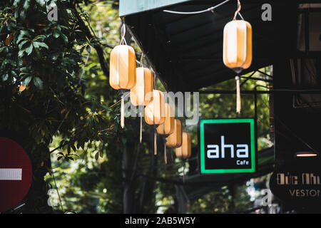 Hanoi, Vietnam - 11. Oktober 2019: Aha Cafe/Restaurant sporting Laternen auf der Vorderseite Stockfoto