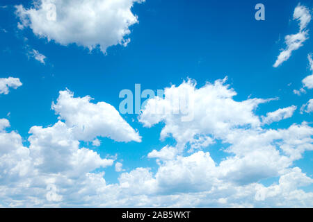 Ein wunderschoener blauer Himmel mit weißen Wolken. Stockfoto