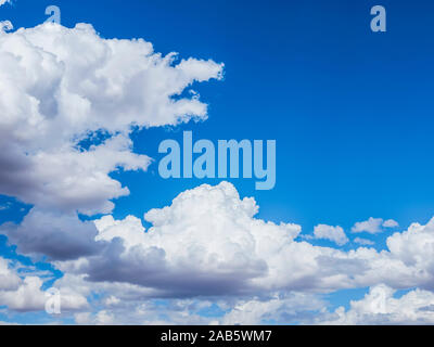 Ein wunderschoener blauer Himmel mit weißen Wolken. Stockfoto