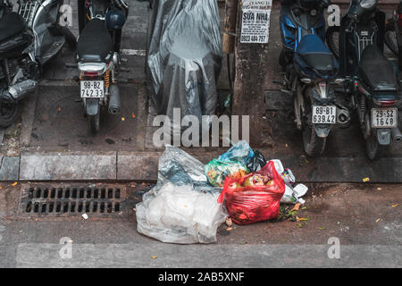 Hanoi, Vietnam - 12. Oktober 2019: Abfall und Müll auf den Straßen links zerrissen durch Tiere und Links öffnen in den Straßen zu verwöhnen Stockfoto