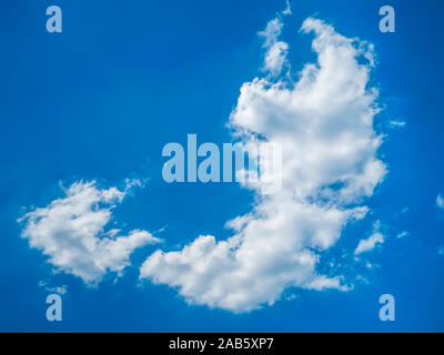 Ein wunderschoener blauer Himmel mit weißen Wolken Stockfoto