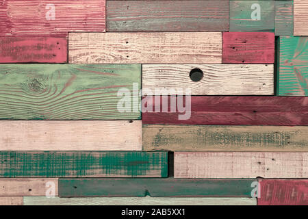 Holz- Wand von der Horizontalen farbig bemalten Planken in verschiedenen Farben, Oberflächenstruktur, bunten farbigen Hintergrund Stockfoto