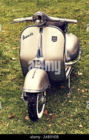 LONDON, GROSSBRITANNIEN - ca. September 2011: eine Vespa GS Motorroller nach dem Regen. Stockfoto