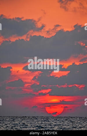 Wolken über dem Meer und Sonnenuntergang Stockfoto