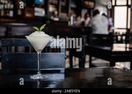 Classic Daiquiri Cocktail auf hölzernen Tisch Stockfoto