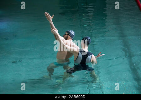 Mann, Schwimmunterricht mit einem Lehrer. Stockfoto