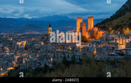 Beleuchtete Pacentro am Abend, mittelalterliches Dorf in der Provinz L'Aquila, Abruzzen, Italien. Stockfoto