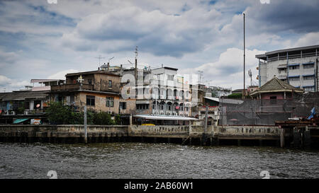 Alte, traditionelle Häuser in Bangkok Chinatown neben dem Chao Phraya River Stockfoto