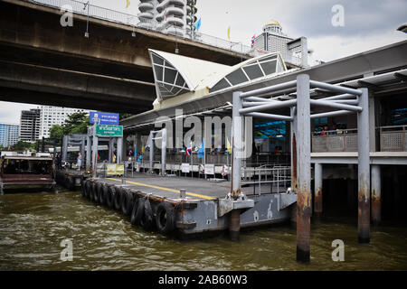 Bangkok, Thailand 11.24.2019: Ansicht der Sathorn Pier auf dem Chao Phraya Fluss unterhalb der Taksin Brücke entfernt. Main Pier für den Chao Phraya Ausdr Stockfoto