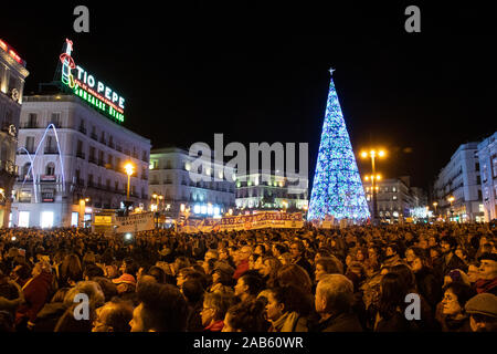 Madrid, Spanien. 25 Nov, 2019. Die demonstranten an der Puerta del Sol Platz während der Lesung eines Manifest gegen Gewalt gegen Frauen. Bild: Valentin Sama-Rojo/Alamy leben Nachrichten Stockfoto