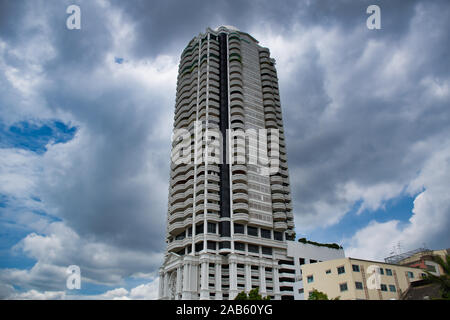 Bangkok, Thailand. 11.24. 2019: Faszinierende Turm der Bangkok River Park Condominium neben dem Chao Phraya River Stockfoto