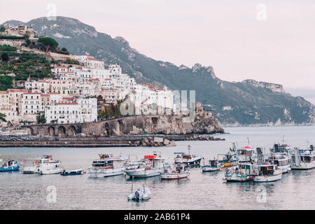 AMALFI, ITALIEN 7. NOVEMBER 2019: Panoramablick auf die malerischen Herbst am Abend Blick auf die Stadt Amalfi Küste von Amalfi, Kampanien, Italien. Die traditionelle Architektur auf dem Berg Stockfoto