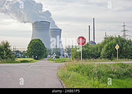 Eine Fotografie eines Kernkraftwerks mit einem STOP-Schild Stockfoto