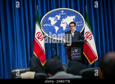 Teheran, Iran. 25 Nov, 2019. Das iranische Außenministerium Sprecher Abbas Mussawi spricht während einer Pressekonferenz in Teheran, Iran, Nov. 25, 2019. Iranischen Außenministerium am Montag gab der Vereinigten Staaten für ihre Unterstützung für die jüngsten Proteste in Iran über die Verteuerung von Benzin. Credit: Ahmad Halabisaz/Xinhua/Alamy leben Nachrichten Stockfoto