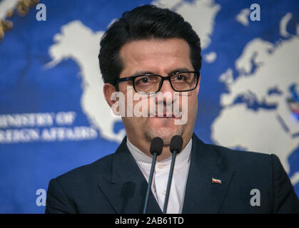 Teheran, Iran. 25 Nov, 2019. Das iranische Außenministerium Sprecher Abbas Mussawi spricht während einer Pressekonferenz in Teheran, Iran, Nov. 25, 2019. Iranischen Außenministerium am Montag gab der Vereinigten Staaten für ihre Unterstützung für die jüngsten Proteste in Iran über die Verteuerung von Benzin. Credit: Ahmad Halabisaz/Xinhua/Alamy leben Nachrichten Stockfoto