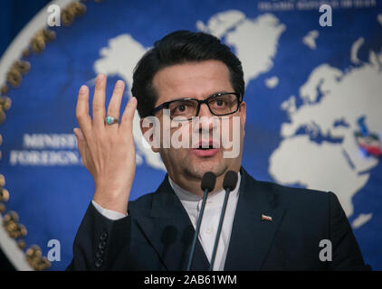 Teheran, Iran. 25 Nov, 2019. Das iranische Außenministerium Sprecher Abbas Mussawi spricht während einer Pressekonferenz in Teheran, Iran, Nov. 25, 2019. Iranischen Außenministerium am Montag gab der Vereinigten Staaten für ihre Unterstützung für die jüngsten Proteste in Iran über die Verteuerung von Benzin. Credit: Ahmad Halabisaz/Xinhua/Alamy leben Nachrichten Stockfoto