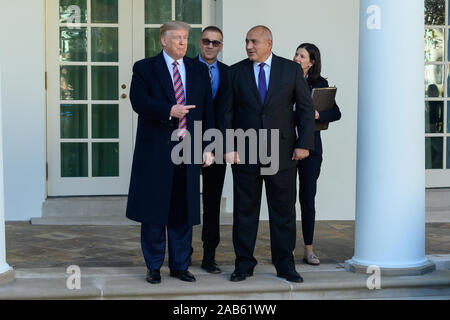 Washington, Vereinigte Staaten von Amerika. 25 Nov, 2019. Präsidenten der Vereinigten Staaten Donald J. Trumpf begrüßt der bulgarische Ministerpräsident Bojko Borissow zum Weißen Haus. Credit: Erin Scott/CNP | Verwendung der weltweiten Kredit: dpa/Alamy leben Nachrichten Stockfoto