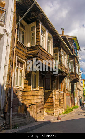 Traditionelle alte Holzhäuser in der balat Bezirk von Istanbul Stockfoto