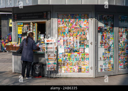 Kiosk in Mülheim an der Ruhr, große Zeitung bietet Stockfoto