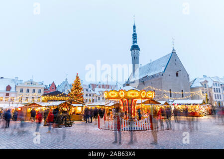 TALLINN, Estland - 22 Dezember, 2018: Die Menschen besuchen Weihnachtsmarkt in der Altstadt von Tallinn, Hauptstadt von Estland am 22. Dezember 2018 Stockfoto