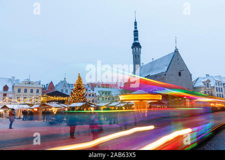 TALLINN, Estland - 22 Dezember, 2018: Die Menschen besuchen Weihnachtsmarkt in der Altstadt von Tallinn, Hauptstadt von Estland am 22. Dezember 2018 Stockfoto