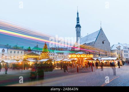 TALLINN, Estland - 22 Dezember, 2018: Die Menschen besuchen Weihnachtsmarkt in der Altstadt von Tallinn, Hauptstadt von Estland am 22. Dezember 2018 Stockfoto