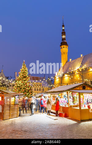 TALLINN, Estland - 22 Dezember, 2018: Die Menschen besuchen Weihnachtsmarkt in der Altstadt von Tallinn, Hauptstadt von Estland am 22. Dezember 2018 Stockfoto