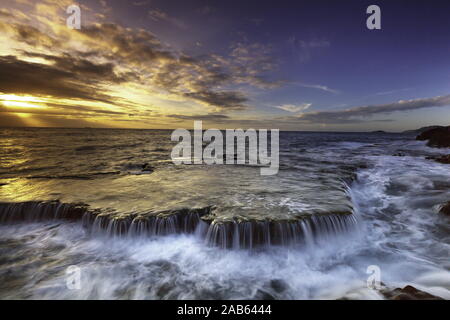 Malerische Bild von Island. Unglaubliche Natur Landschaft bei Sonnenuntergang. Tolle Aussicht auf den berühmten Berg Kirkjufell mit bunten, dramatische Himmel. Beliebte plase für Stockfoto