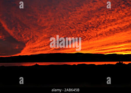 Schwarze silhouette Landschaft gegen einen farbenprächtigen Sonnenuntergang Himmel Stockfoto