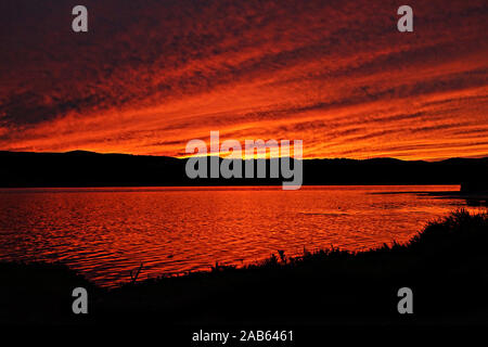 Schwarze silhouette Landschaft gegen einen farbenprächtigen Sonnenuntergang Himmel Stockfoto