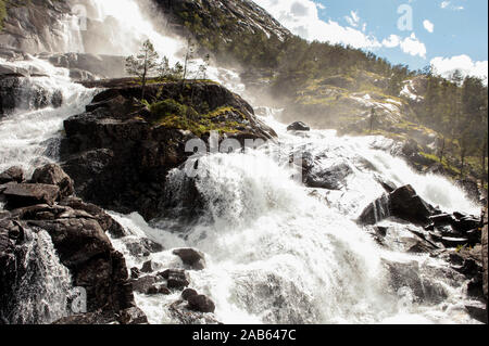 Wasserfall in der Nähe von Langfossand power station. Nationale touristische Route. Bekannte Wahrzeichen in Norwegen bei Sommer.