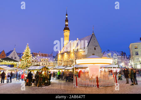 TALLINN, Estland - 22 Dezember, 2018: Die Menschen besuchen Weihnachtsmarkt in der Altstadt von Tallinn, Hauptstadt von Estland am 22. Dezember 2018 Stockfoto