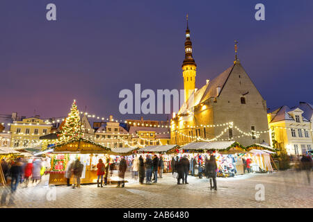 TALLINN, Estland - 22 Dezember, 2018: Die Menschen besuchen Weihnachtsmarkt in der Altstadt von Tallinn, Hauptstadt von Estland am 22. Dezember 2018 Stockfoto