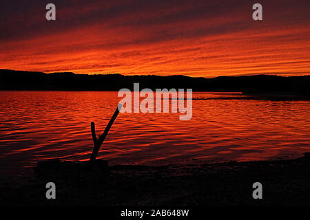 Schwarze silhouette Landschaft gegen einen farbenprächtigen Sonnenuntergang Himmel Stockfoto